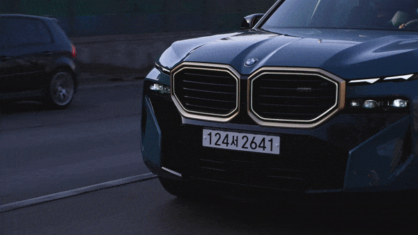 BMW XM SUV runs on a road [BMW KOREA]