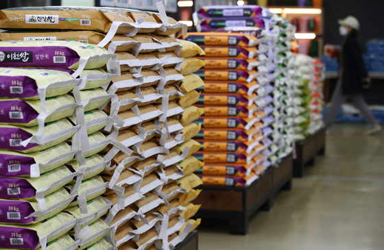Rice sacks are displayed at a discount store in downtown Seoul on April 13. [NEWS1]