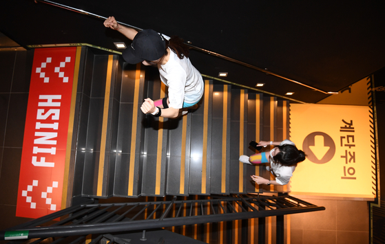 Runners compete in the Sky Run, a vertical race from the ground floor to the 123rd floor of the Lotte Sky Tower in Jamsil, southern Seoul. The men's race this year was won by Kim Chang-hyun, covering the 2,917 steps in 19 minutes and 46 seconds, with Jung Hye-ran winning the women's competition in 24 minutes and 28 seconds. A total of 2,000 people participated in this year's event.  [YONHAP]
