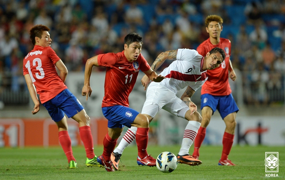 Korea plays Peru during a friendly at Suwon World Cup Stadium in Suwon, Gyeonggi on Aug. 14, 2013. [KOREA FOOTBALL ASSOCIATION]