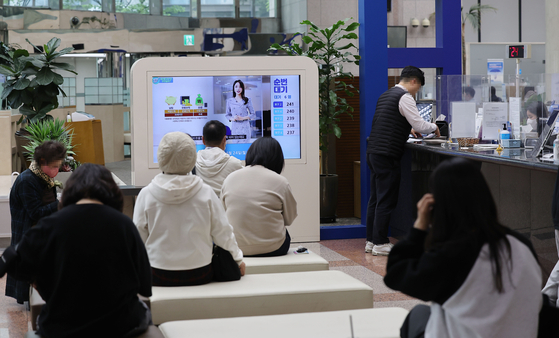 A Woori Bank branch in Jung District, central Seoul, on Monday. Woori Bank started providing funding on Monday for victims of fraud involving long-term rental deposits, or jeonse. Woori Bank will be the first, and other banks, such as KB Kookmin, Shinhan, Hana and NongHyup, will follow next month, according to the Ministry of Land, Infrastructure and Transport. [YONHAP]