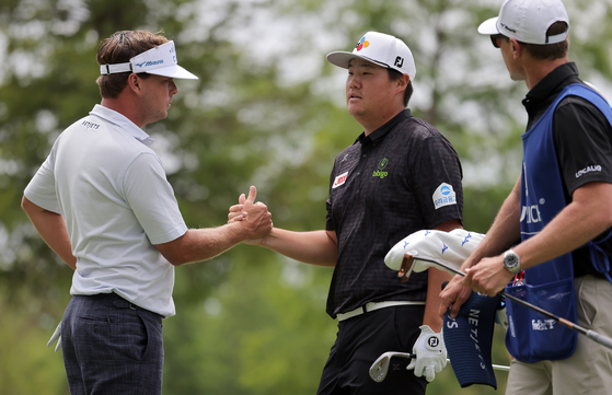 Keith Mitchell and Im Sung-jae react to his putt on the fourth green during the final round of the Zurich Classic of New Orleans at TPC Louisiana in Avondale, Louisiana on Sunday. [GETTY IMAGES] 