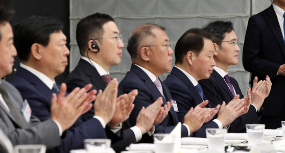 Samsung Electronics Executive Chairman Lee Jae-yong, first from the right, attends the Korea-Japan business roundtable with other heads of Korean conglomerates held in Tokyo on March 17. [YONHAP]