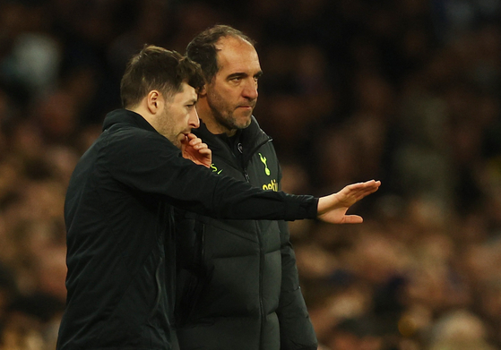 Ryan Mason, left, talks to Cristian Stellini during a game between Tottenham Hotspur and West Ham at Tottenham Hotspur Stadium in London on Feb. 19.  [REUTERS/YONHAP]