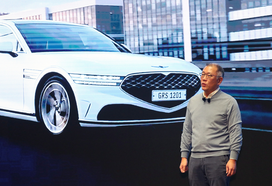 Hyundai Motor Group Executive Chair Euisun Chung speaks during a meeting with employees on Jan. 3 at its research center in Hwaseong, Gyeonggi. [YONHAP] 