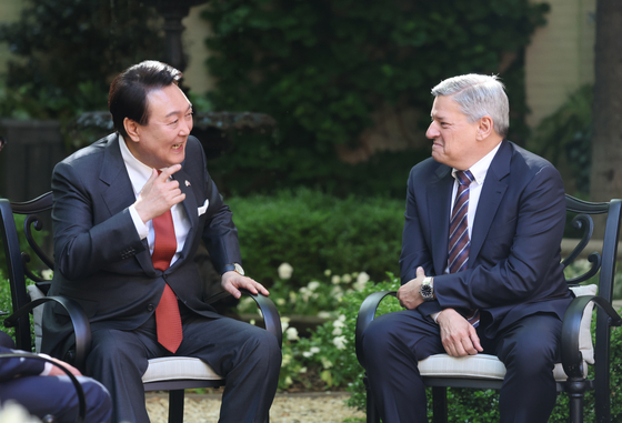 President Yoon Suk Yeol, left, chats with Netflix co-CEO Ted Sarandos in a meeting at Blair House in Washington on Monday. [JOINT PRESS CORPS]