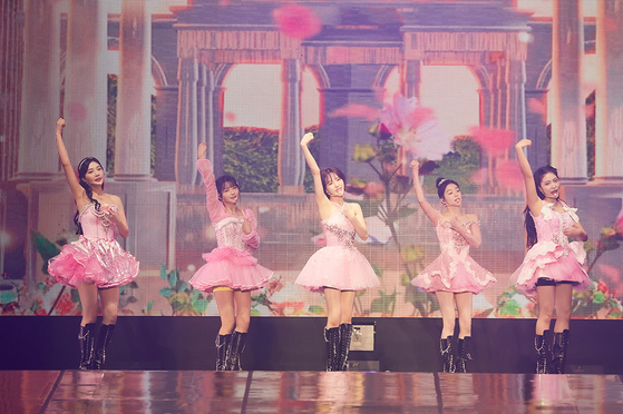 Girl group Red Velvet performs during its to V″ concert in KSPO Dome, southern Seoul. [SM ENTERTAINMENT]