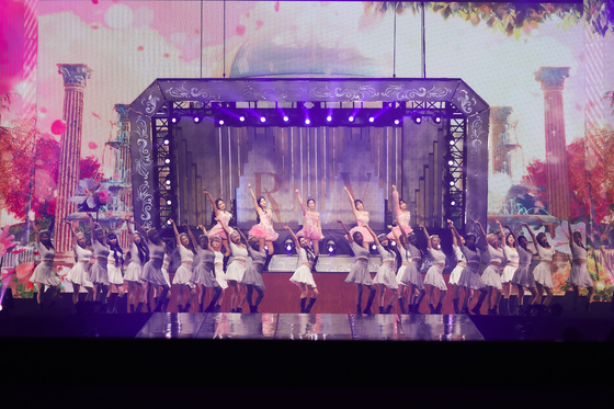 Girl group Red Velvet performs during its ″R to V″ concert in KSPO Dome, southern Seoul. [SM ENTERTAINMENT]