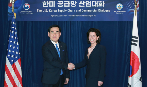 Lee Chang-yang, left, Minister of Trade, Industry and Energy, and Gina Raimondo, U.S. Secretary of Commerce, pose for a photo during a ministerial meeting on supply chain held on Thursday in Washington. [MINISTRY OF TRADE, INDUSTRY AND ENERGY]