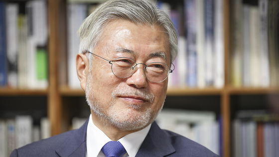 Former President Moon Jae-in smiles as he talks with the leadership of the Democratic Party at his home in Pyeongsan Village in Yangsan, South Gyeongsang on Jan. 2. [NEWS1] 