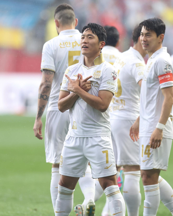 FC Seoul's Na Sang-ho, center, celebrates after scoring a goal in a K League game against the Pohang Steelers at Pohang Steel Yard in Pohang, North Gyeongsang in a photo shared on FC Seoul's official Facebook account on Sunday. [SCREEN CAPTURE] 