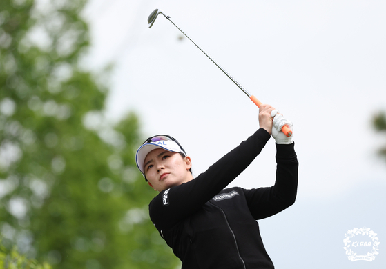 Lee Da-yeon hits a shot on the second hole during the 45th CreaS F&C KLPGA Championship at the Lakewood Country Club in Yangju, Gyeonggi on Sunday. [KLPGA]