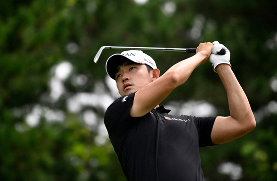 Kim Bio hits a shot during the second round of the International Series Korea golf tournament at the Lotte Skyhill Country Club in Jeju on Aug. 19, 2022. [AFP/YONHAP] 