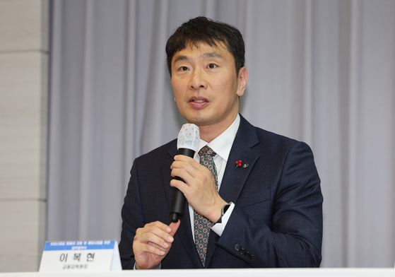 Financial Supervisory Service Gov. Lee Bok-hyun speaks at an event to support the victims of voice phishing in central Seoul on Tuesday. [YONHAP] 