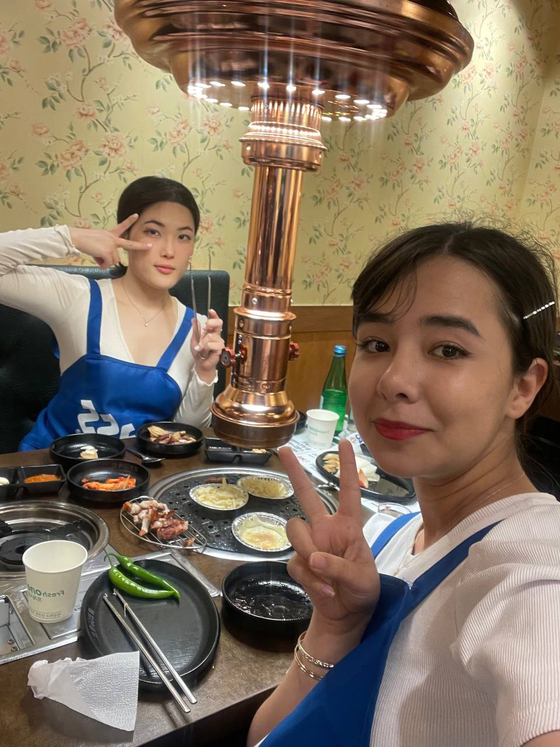 Jasmin Chamacham, right, a 19-year-old from Iran who's enrolled at the Korean language program of Busan's Pusan National University, with her "Korean buddy" from school [JASMIN CHAMACHAM] 