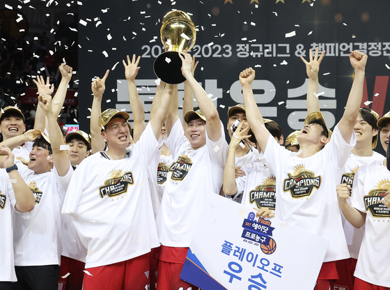 Anyang KGC players celebrate after winning the 2022-23 KBL championship at Anyang Gymnasium in Anyang, Gyeonggi, on Sunday. [YONHAP] 