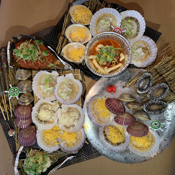 Seafood that comes when customers order grilled shell for three people [MISIK ILGA]