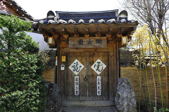 Rakkojae at Bukchon Hanok Village in Jongni District, central Seoul, is a 140-year-old traditional Korean house that has been refashioned into an upscale hotel.[JOONGANG ILBO]