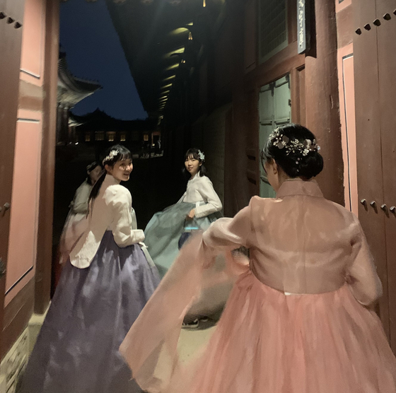 Visitors are allowed free access to Gyeongbok Palace in central at night when wearing hanbok, or traditional Korean dress. [LEE JIAN] 