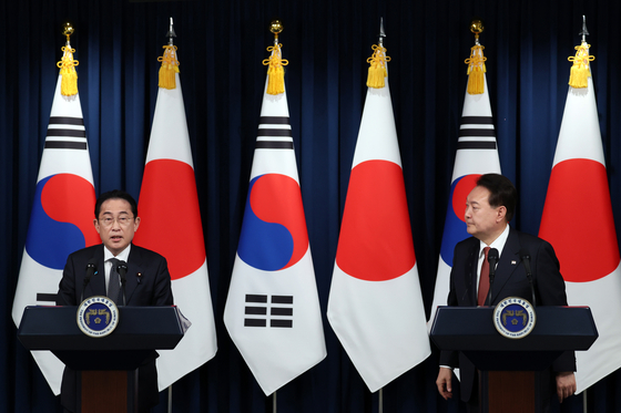President Yoon Suk Yeol, right, and Japanese Prime Minster Kishida Fumio hold a press conference at the Yongsan presidential office in central Seoul on Sunday. [PRESIDENTIAL OFFICE]