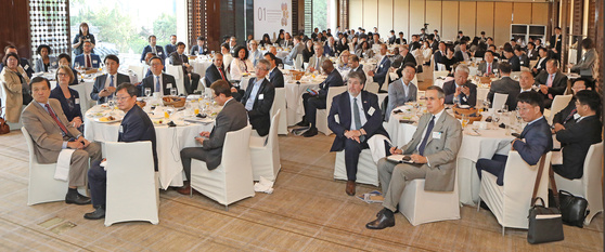 Members of the diplomatic corps in Korea, including ambassadors, economic counsellors and defense attaches representing nearly 40 countries, Korean financial executives and defense industry insiders at the 2023 Korea Economic Forum at the Westin Josun Seoul on Wednesday. [PARK SANG-MOON]