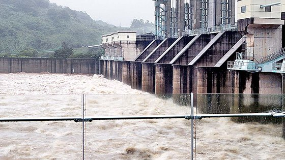 Water discharged from a dam on the Imjin River in Yeoncheon County, Gyeonggi on June 29, 2022 [YONHAP] 