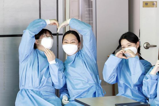 The medical staff at a Covid-19 testing center in Buk District, Gwangju, pose for a photo Thursday. [YONHAP]