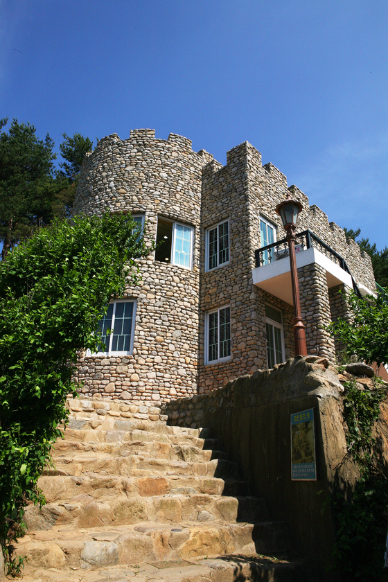 Kim Il Sung’s private holiday house, also called Castle at Hwajinpo, Goseong of Gangwon, is one of the three spots to visit for a weekend getaway around Hwajinpo. [JOONGANG ILBO] 