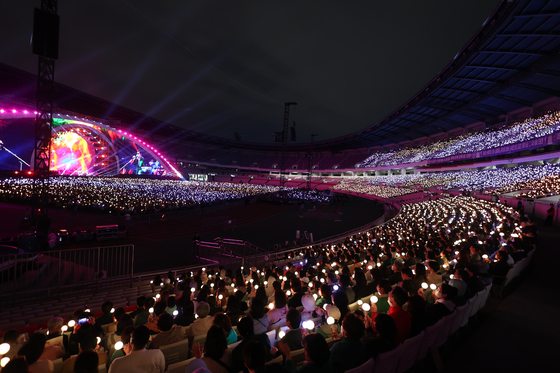Some 35,000 audiences came to visit singer-songwriter Cho Yong-pil's concert at the Olympic Stadium, southern Seoul on Saturday [INSIGHT ENTERTAINMENT]