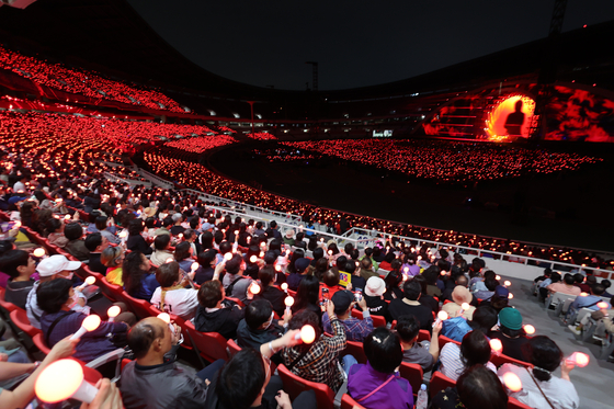 Some 35,000 fans watched singer-songwriter Cho Yong-pil's concert at Olympic Stadium, southern Seoul on Saturday [INSIGHT ENTERTAINMENT]