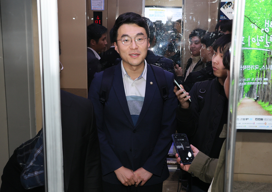 Rep. Kim Nam-kuk, formerly a member of the Democratic Party, leaves his office at the National Assembly in western Seoul on May 9. [YONHAP]