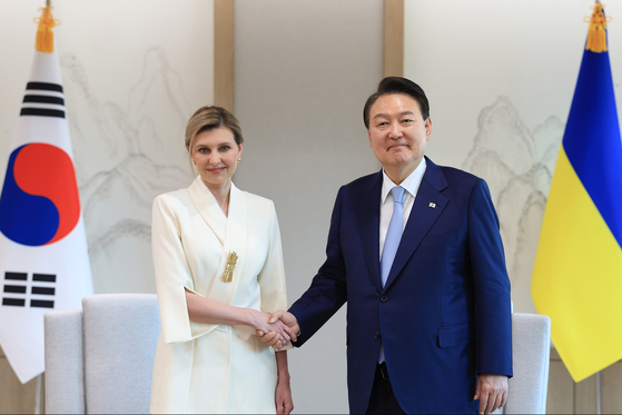 President Yoon Suk Yeol, right, greets Ukraine’s first lady and special envoy Olena Zelenska at the Yongsan presidential office in central Seoul on Tuesday. [PRESIDENTIAL OFFICE]
