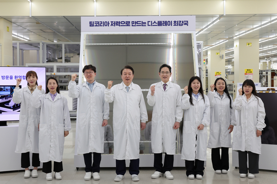 President Yoon Suk Yeol, fourth from left, poses with Samsung Electronics Executive Chairman Lee Jae-yong, fifth from left, while on a visit to Samsung Display's panel-making factory in Asan, South Chungcheong, on April 4. [YONHAP]