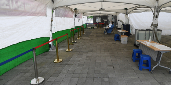 A Covid-19 testing center in Sejong is vacant on May 12. [NEWS1]