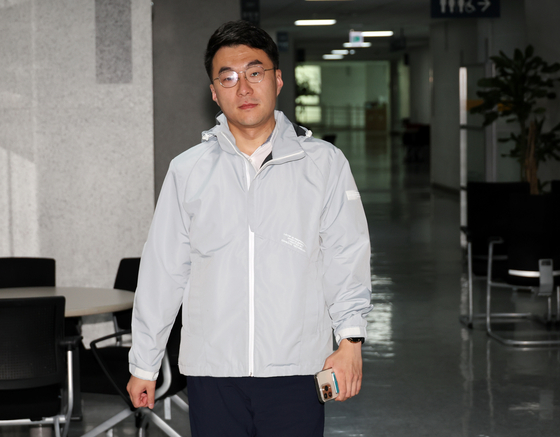 Rep. Kim Nam-kuk walks into his office at the National Assembly on May 14. The lawmaker left the Democratic Party the same day. [YONHAP]