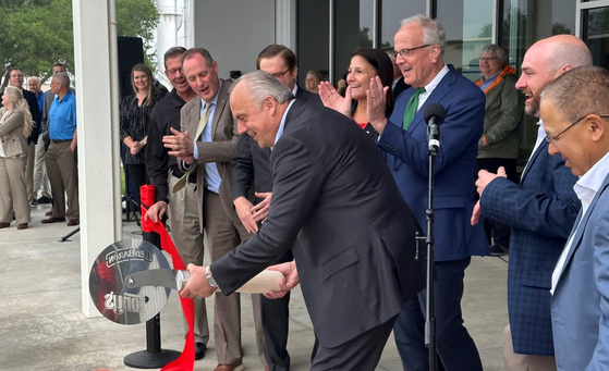 Schwan’s Chief Executive Officer Dimitrios Smyrnios cuts the ceremonial ribbons at the Schwan's Kansas plant on Friday. [CJ CHEILJEDANG]
