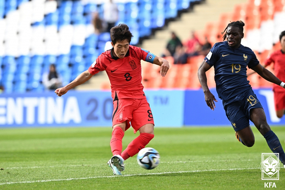 Lee Seung-won, left, shoots during the U-20 World Cup group stage game between Korea and France at Estadio Malvinas Argentinas in Mendoza, Argentina, on Monday. [NEWS1] 