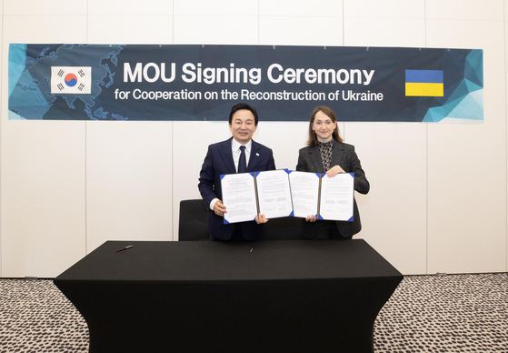 Land Minister Won Hee-ryong, left, poses for a photo with Ukrainian Infrastructure Development Deputy Minister Oleksandra Azarkhina in Warsaw on Tuesday. [YONHAP]