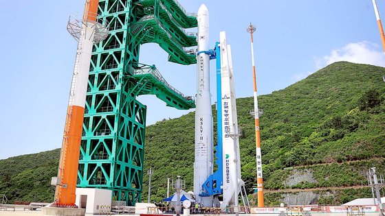 The Korea Space Launch Vehicle (KSLV-II), or Nuri, is being erected at the launch pad on Tuesday at the Naro Space Center in Goheung County in South Jeolla. [YONHAP]
