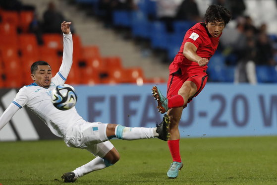 Kim Yong-hak, right, shoots during the U-20 World Cup group stage game between Korea and Honduras at Estadio Malvinas Argentinas in Mendoza, Argentina, on Thursday. [EPA/YONHAP] 