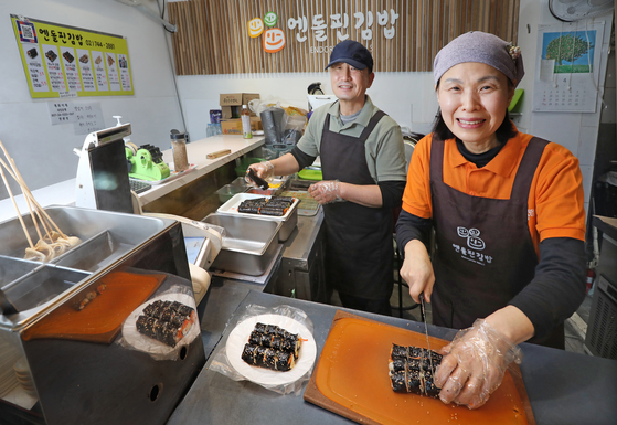 Yoo Ji-won, 58, and Han Wan-seong, 59, at Endorphin Rolls in Jung District, central Seoul [PARK SANG-MOON]