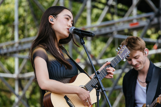 Singer-songwriter Mina Okabe performs during Seoul Jazz Festival held at Olympic Park in southern Seoul on Friday. [PRIVATE CURVE]