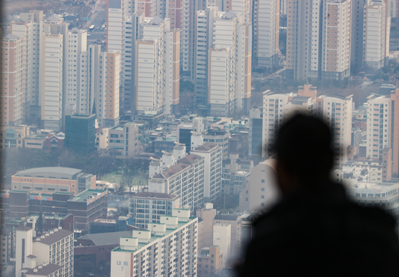 Apartment complexes seen from the Seoul Sky observatory in Songpa District, southern Seoul, in January [YONHAP]