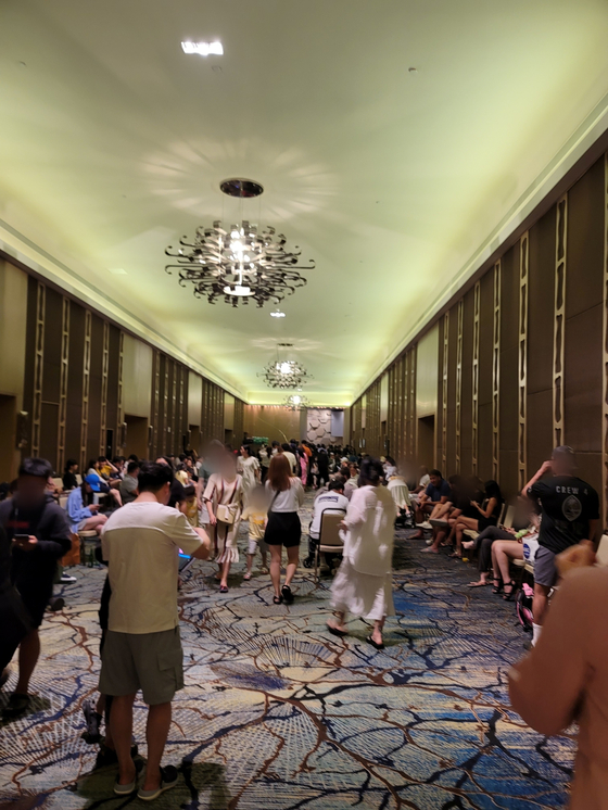 Tourists scramble to book extra nights on the Pacific island of Guam as Typhoon Mawar brings howling winds and intense rainfall, leaving them stranded. [JOONGANG ILBO]