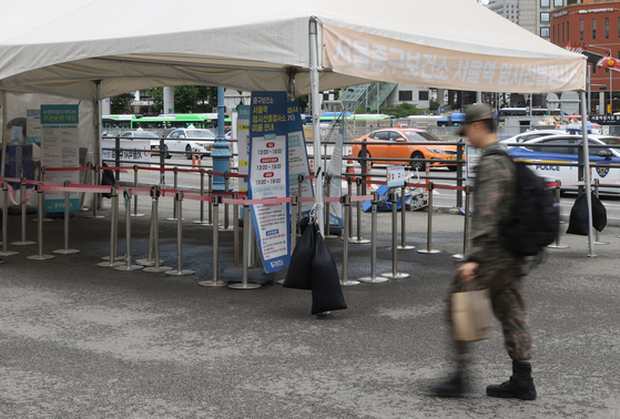 A Covid-19 testing center in Seoul Station is vacant on Monday. [YONHAP]