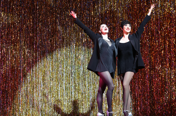 Katie Frieden, left, and Logan Floyd perform "Hot Honey Rag" at Blue Square in Yongsan District, central Seoul, on Wednesday [YONHAP]