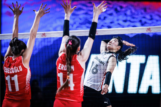 Jeong Ji-yun, right, attacks during a Volleyball Nations League game between Korea and Turkey at Antalya Sports Hall in Antalya, Turkey on Wednesday. [FIVB]