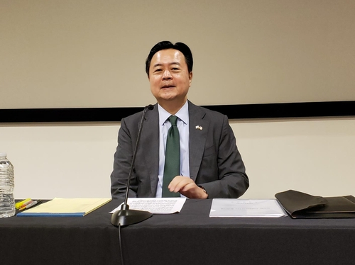 Korean Ambassador to the United States Cho Hyun-dong speaks with the press in Washington on Wednesday. [YONHAP] 