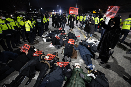 A protest is held on Dec. 12, 2020, opposing the release of child rapist Cho Doo-soon in front of the detention center in southern Seoul. [YONHAP]