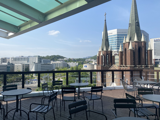 Dok-dabang is a rooftop cafe across from the Yonsei University campus in western Seoul. [ASSEMGUL SADYKOVA]